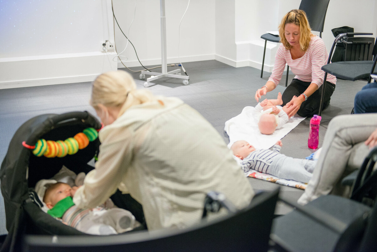 Efter en och en halv timme är dagens kurs över och föräldrarna beger sig ut för att fånga nya bilder. Till nästa träff har de fått uppgiften att ta en relationsbild – barnet tillsammans med någon annan.