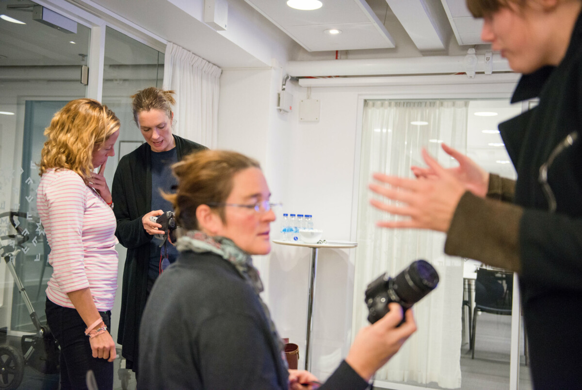 Under kursen diskuterar deltagarna hur de kan ta olika typer av bilder på sina barn, och emellanåt blir det även en del kameratekniska tips.