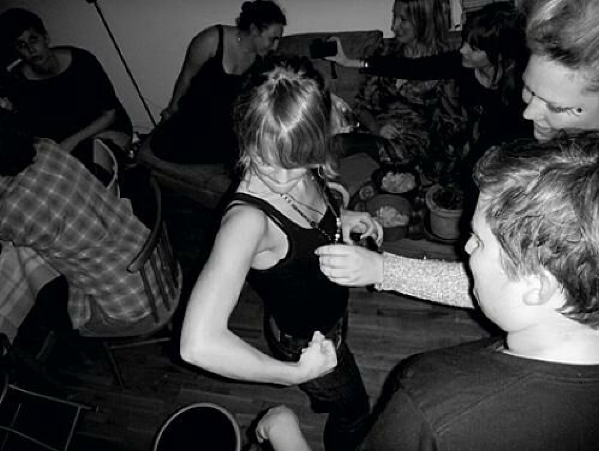 Partykamera. Projektor-funktionen är ett kul partytrick. Stillbilder i dåligt ljus kräver en hel del redigering för att bli okej. Foto: Elin Parmhed