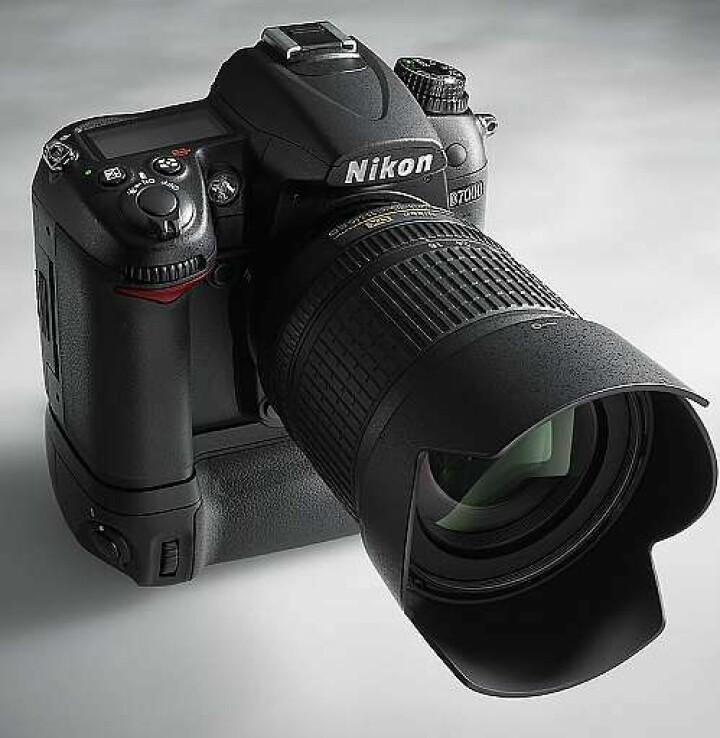 Nikon D7000 med batterigreppet MB-D11