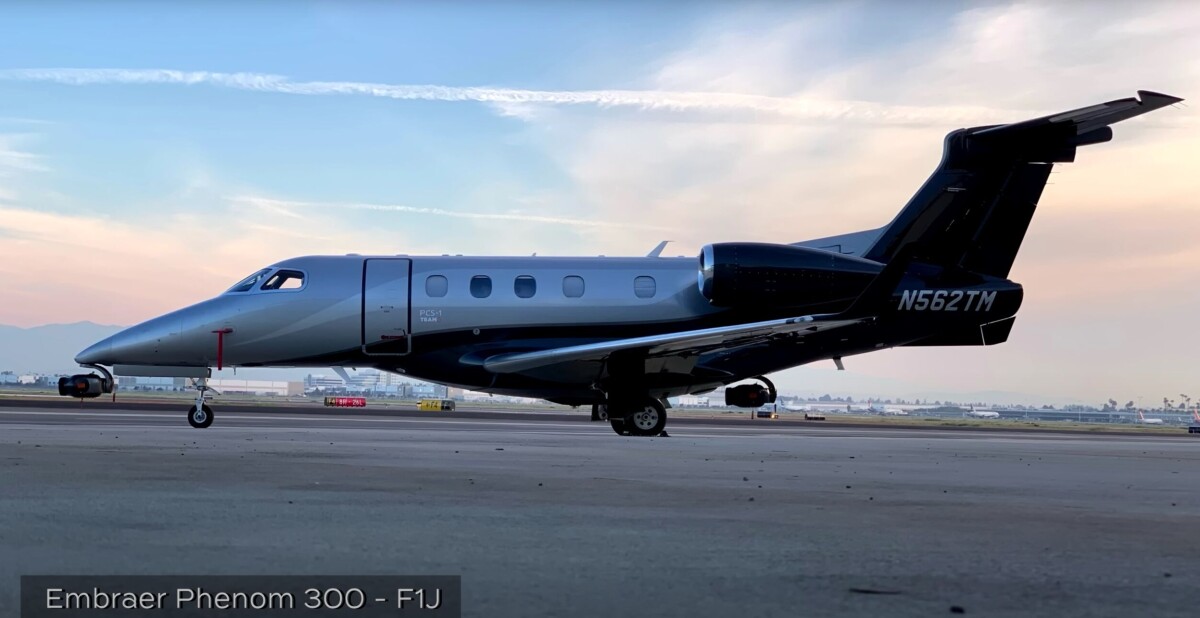 Phenom 300 med två Fujinon-objektiv.