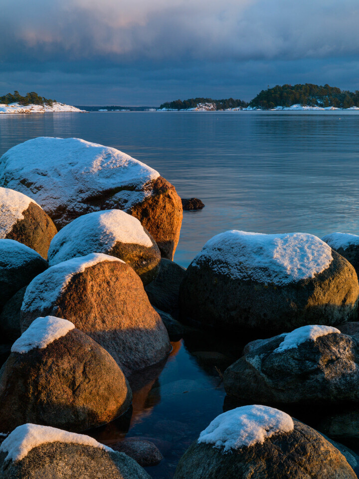 Snötäckta stenar på Björnö. Foto: Serkan Günes