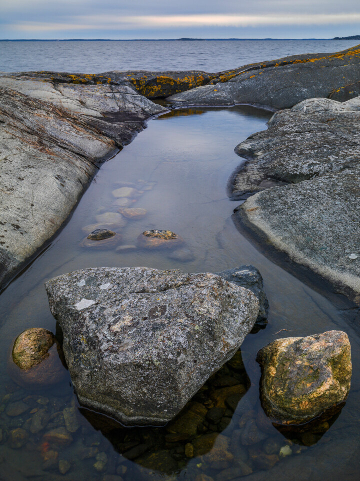 Stenar på stranden på Oxnö, strax utanför Haninge. Foto: Serkan Günes