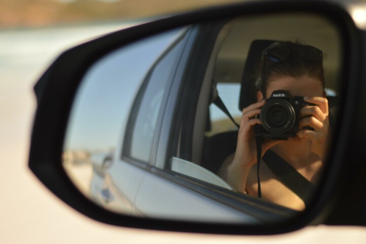 En kamera som glöms i en bil en solig sommardag kan utsättas för höga temperaturer.