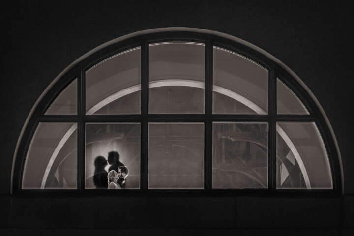 I ”The last kiss before bed” belystes brudparet bakifrån för att framhäva skuggan i Grand Hotel Saltsjöbadens stora fönster.