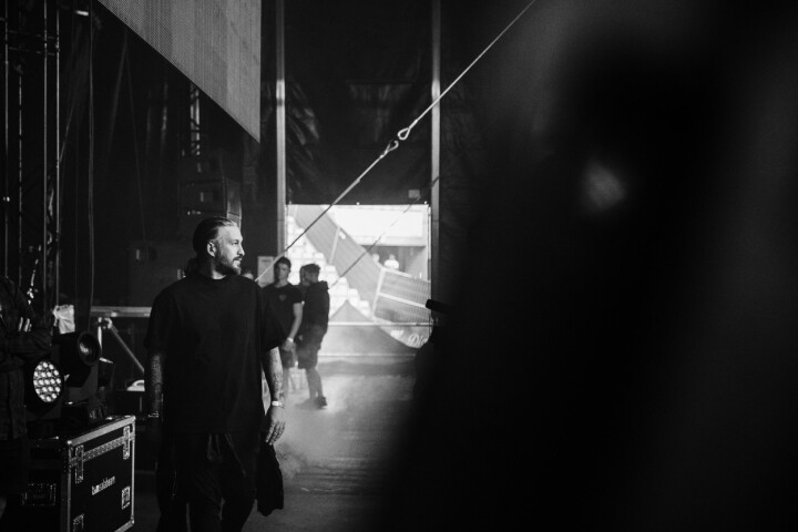 Hannes fotograferar inte bara själva framträdandet utan följer även med bakom scenen.