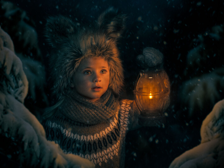 Årets bild 2023: ”A Light in the Woods” av Hanna Neret. Bilden vann även kategorin Kreativt barnporträtt. Foto: Hanna Neret