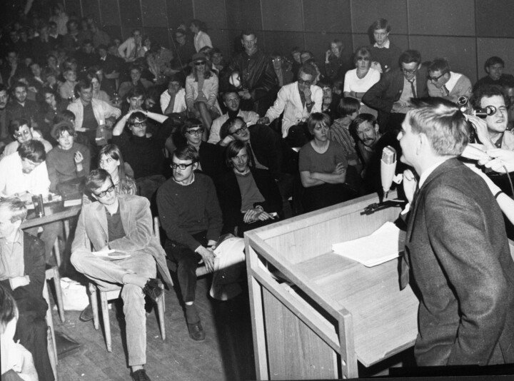 Reportagebilder tagna före 1973 kan vara fria att använda, som till exempel den här när Olof Palme 1968 talade under kårhusockupationen i Stockholm.