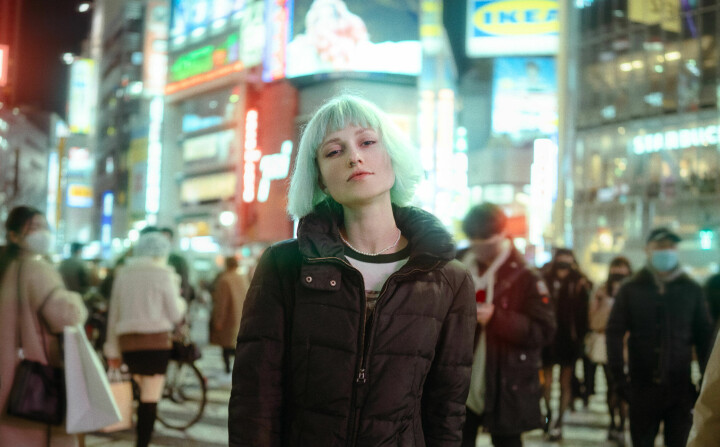 'Lost in Translation', nationell vinnarbild Japan. ' This image was inspired by my favourite movie, Lost in Translation, which resonated with my sense of loneliness as a 20 year old. I had met the model in Paris the previous year and she came to Tokyo (where I live) on a sightseeing trip. We do not share a common language, but I had her stand in the crowd and photographed her ‘urban loneliness’.'
