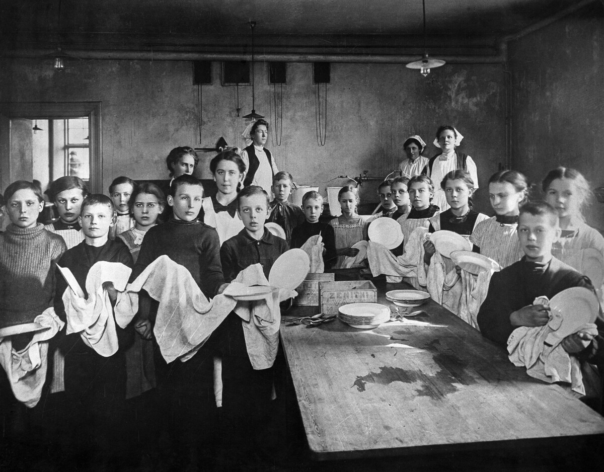 I början av 1900-talet fanns det många familjer i Malmö där barnen aldrig fick äta sig mätta. Skolorna hjälpte många fattiga elever med ett näringsrikt mål om dagen.