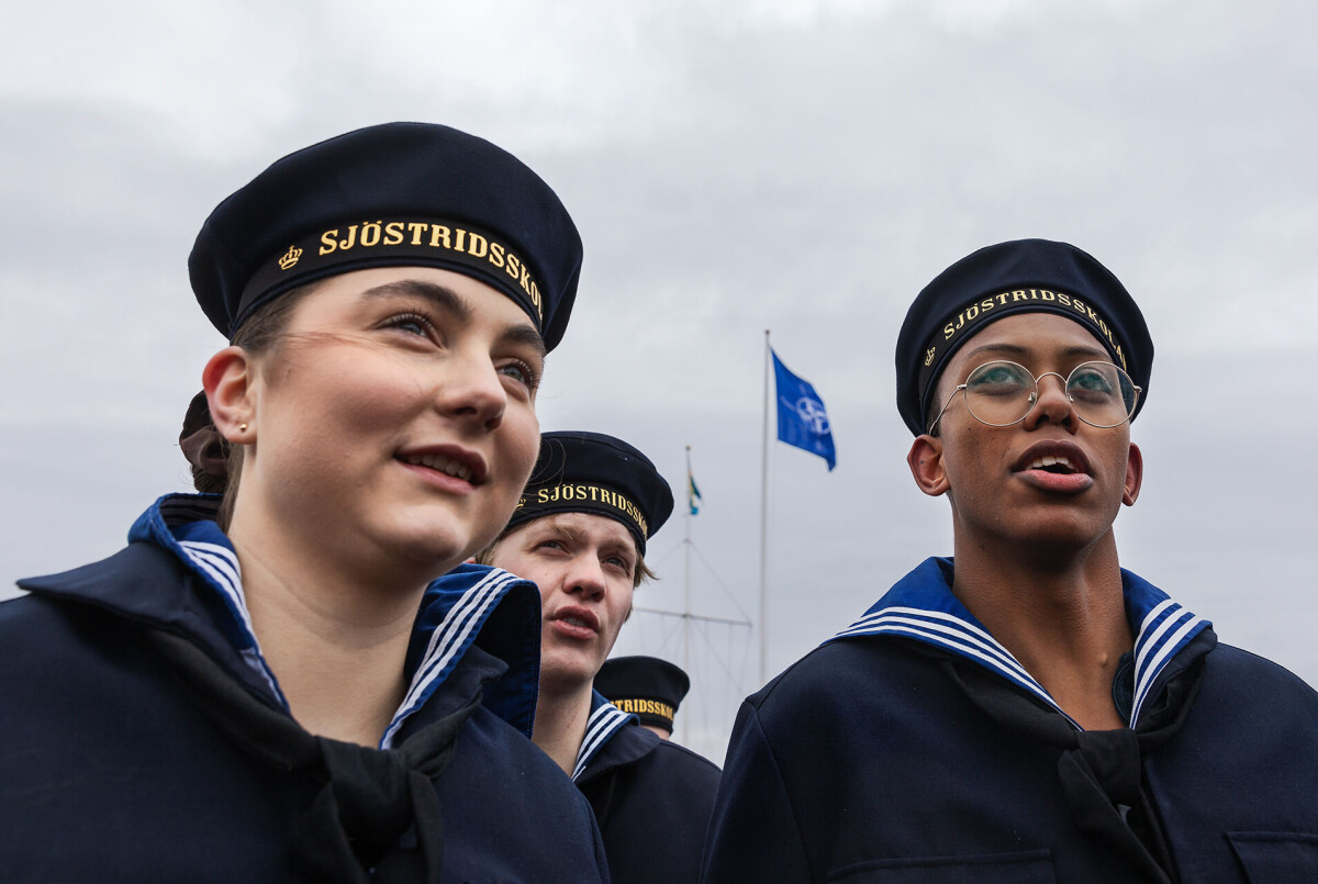 Värnpliktiga på Sjöstridsskolan, Marinbasen. I och med att Sverige blir fullvärdig medlem i Nato och lämnar sin alliansfrihet, befinner vi oss i en brytpunkt i tiden rent historiskt. Det är även en individuell brytpunkt för dem värnpliktiga som kommer direkt från gymnasiet och tar sin väg in i vuxenlivet på det här sättet.
