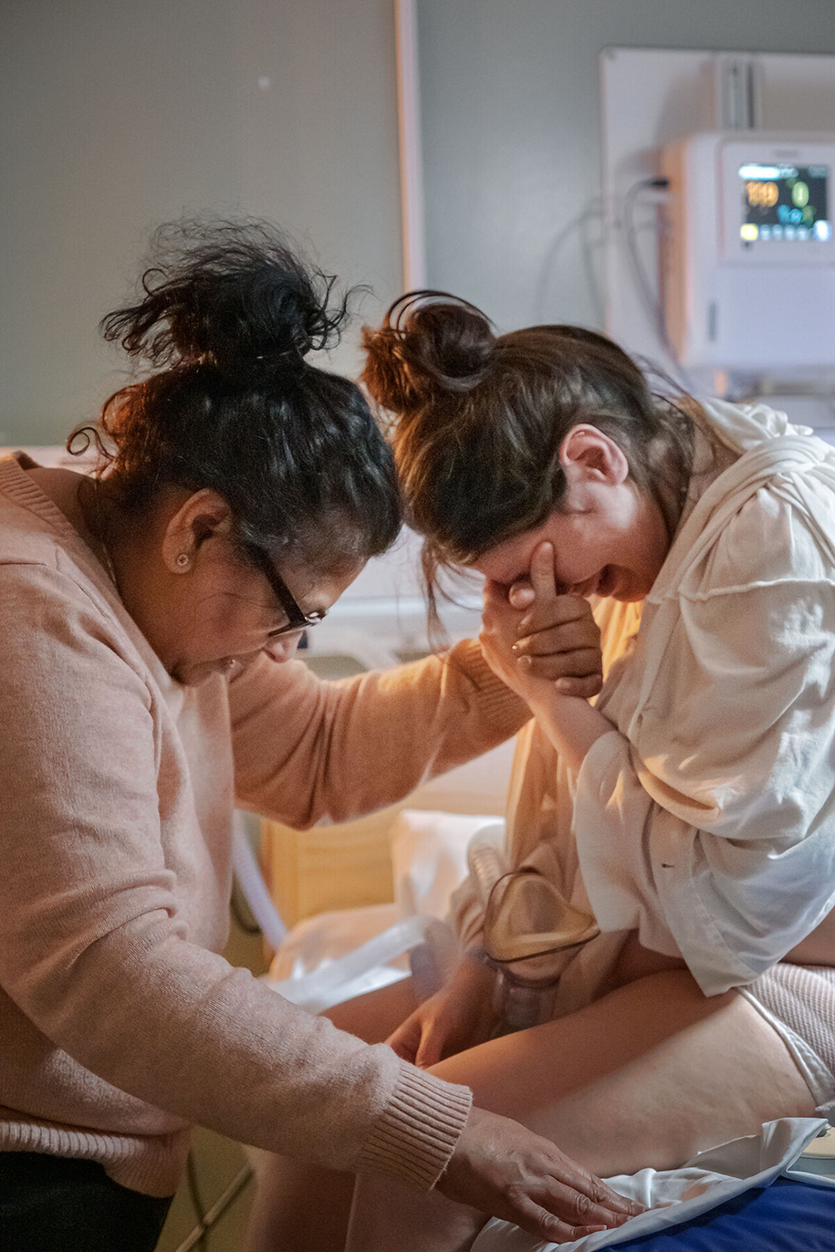 Carolin Vestman har valt att skaffa barn på egen hand via insemination. I mitt projekt följde jag henne de sista dagarna som gravid, på förlossningen och de första veckorna som nybliven mamma. Det blir en tydlig brytpunkt i hur man går från att vara till att inte vara förälder.