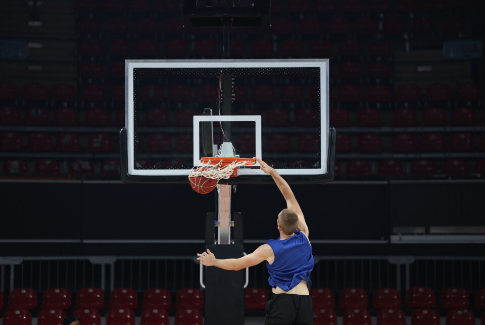 Ett hopp, en dunk av en person.