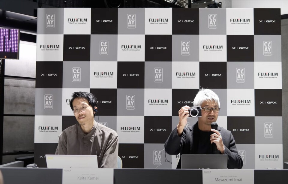 Keita Kamei, designer och Masazumi Imai, chefsdesigner på presskonferens i Clay Studio vid släppet av Fujifilm X100 VI i februari 2024.