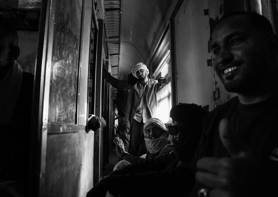 Albert Słowiński (Polen, Konstakademin i Szczecin) följer historien om den stora järnvägen i Mauretanien och dess nuvarande användning för att transportera passagerare och järnmalm från gruvan i Zouérat.