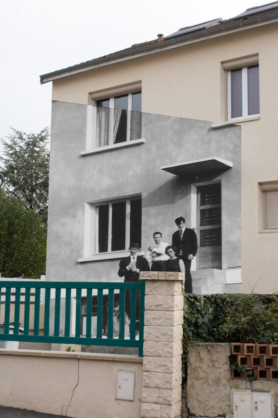 I serien Olga blandar Louna Pauly (Frankrike, École Nationale Supérieure Louis Lumière) arkivbilder och iscensatta fotografier för att återskapa historierna om sina två gammelmormödrar, som överlevde tvångsarbetsläger på 1940-talet och flyttade till Frankrike för att börja ett nytt liv.