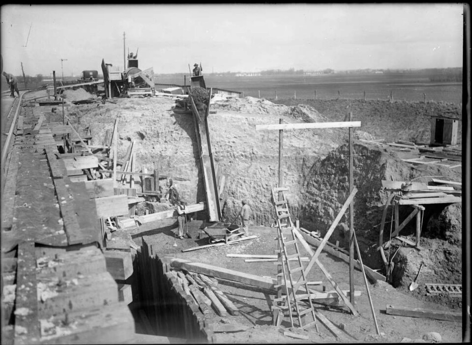 Ombyggnation av viadukten över Malmö Ystads Järnväg, på sträckan mellan Malmö och Trelleborg, 1929.