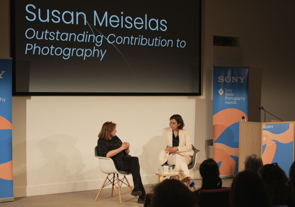 Bildjournalisten Susan Meiselas på presskonferensen där hon berättade om sin fotografering och sina projekt de senaste 50 åren.