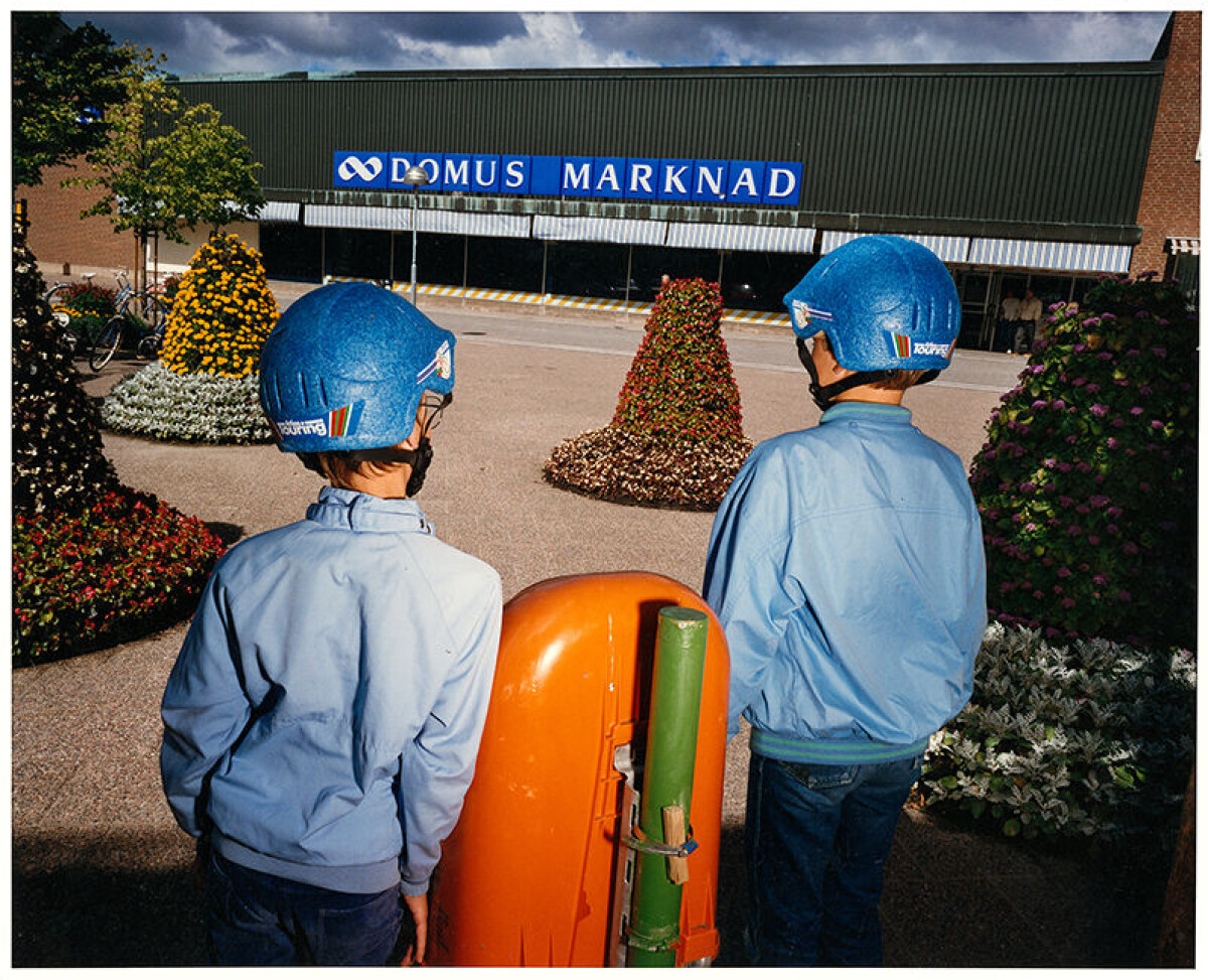 Skara 1990, Landet utom sig.