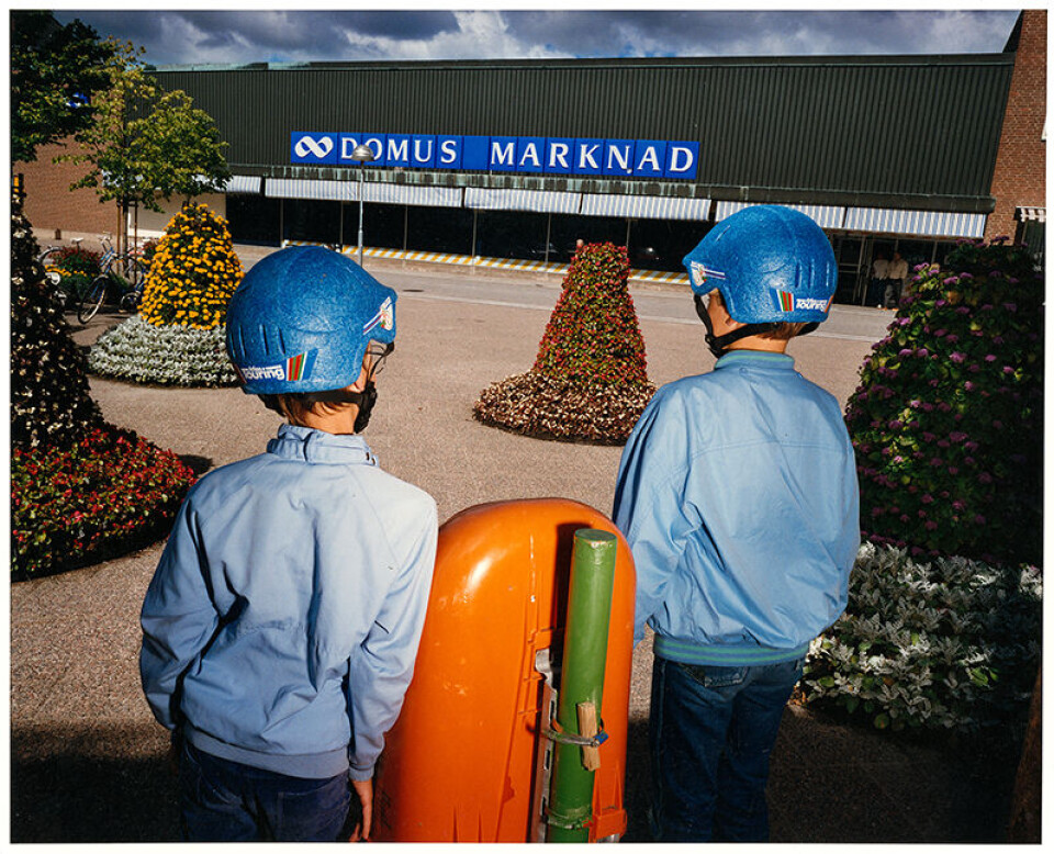 Skara 1990, Landet utom sig.