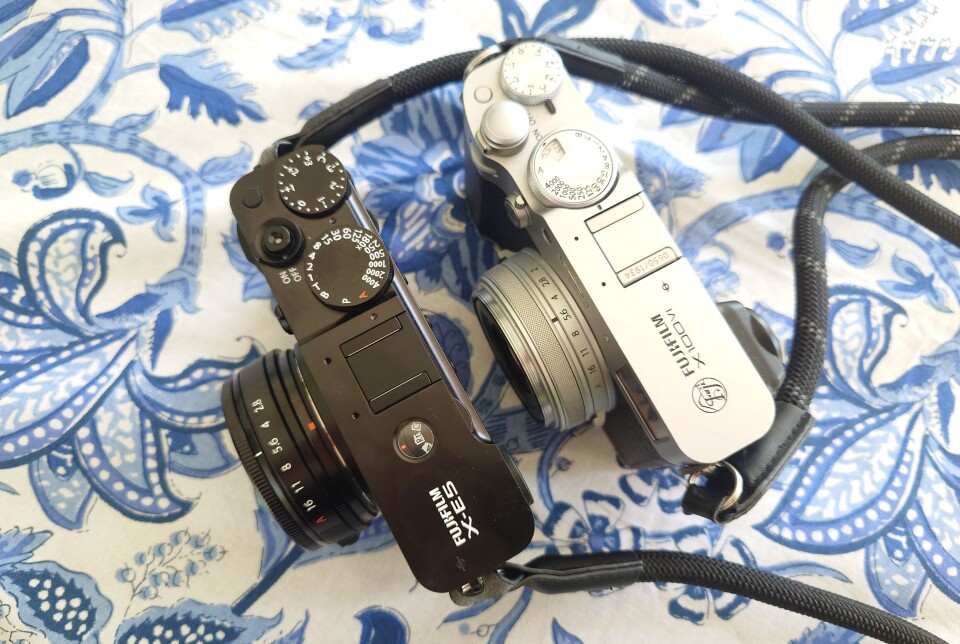 Fujifilm X-E5 (vänster) och Fujifilm X100 (höger).