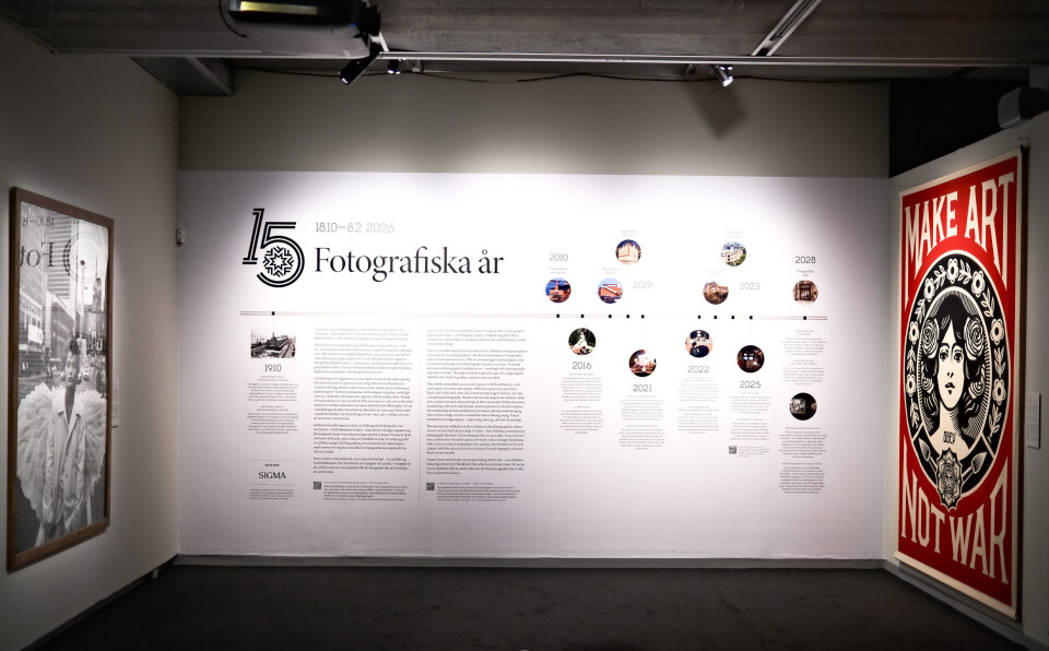 Det första man möts av är en summering av Fotografiskas historia, med öppning av Fotografiska Stockholm, Tallinn, New York, Berlin, Shanghai och Oslo.
