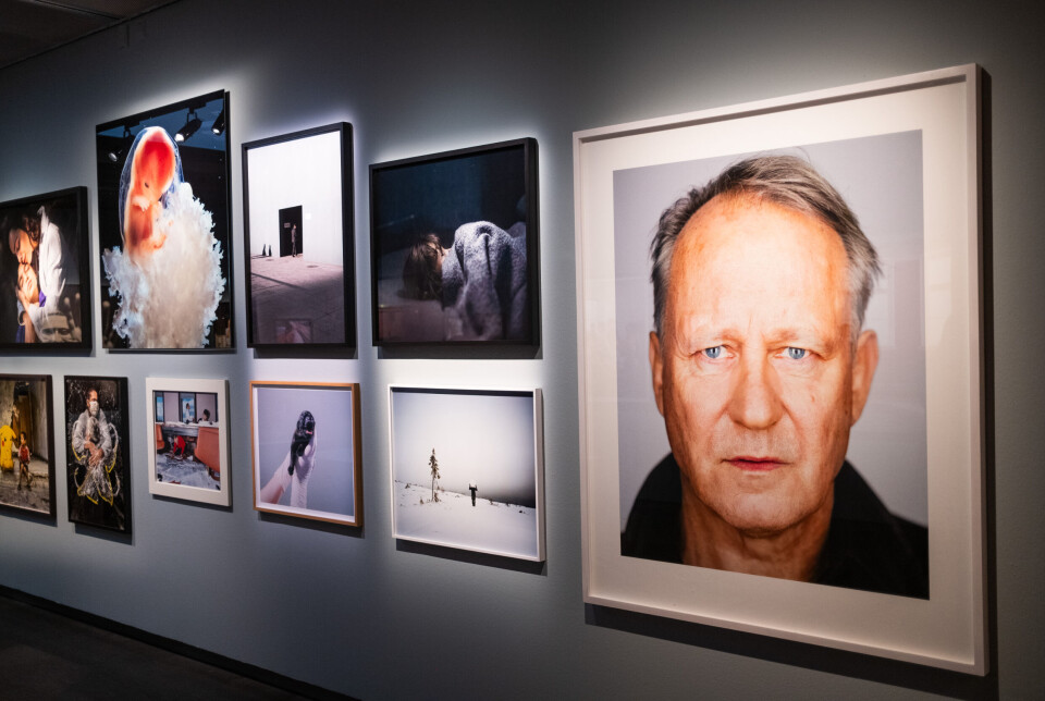I början av den långa korridoren hittar i bland andra fotografier Martin Schoellers porträtt av Stellan Skarsgård som ingick i utställningen 'Up Close'.